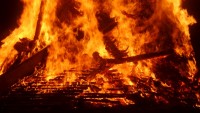 Почти 4 часа тушили пожар в недостроенном доме на Гальянке (видео)