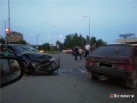 ВАЗ-2109 проскочил на красный сигнал светофора у Demidov Plaza и врезался в иномарку (фото)