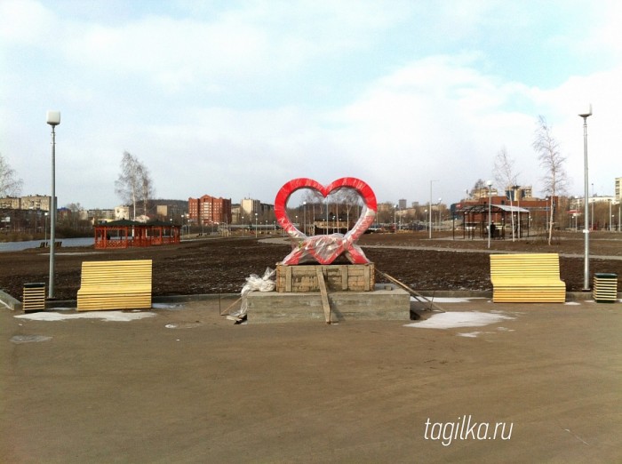 В парке «Народный» установили огромное сердце для селфи стоимостью почти 800 тысяч рублей (фото)