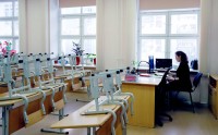 По официальным данным средняя зарплата учителя в Свердловской области 40,7 тыс. В реальности 15-25 тысяч рублей