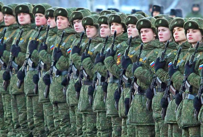 В армии с зарплатами тоже не идеально: рядовой получает 20 тысяч, командир отделения всего 43 тыс рублей
