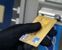 Бармен в Нижнем Тагиле украла у пьяного дальнобойщика банковскую карту и сняла с неё почти 170 тысяч