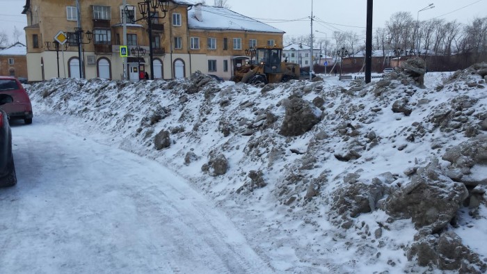Владислав Пинаев пообещал в выходные проверить, как вывозится снег из дворов