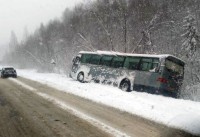 Дорожники оказались не готовы: из-за снегопада сотни рейсов общественного транспорта отменены, движение на Серовском тракте парализовано (фото)