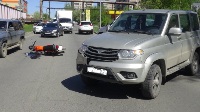 В Нижнем Тагиле внедорожник сбил мотоциклиста (фото)