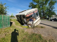 В пригороде Нижнего Тагила пассажирский автобус вылетел в кювет (фото)